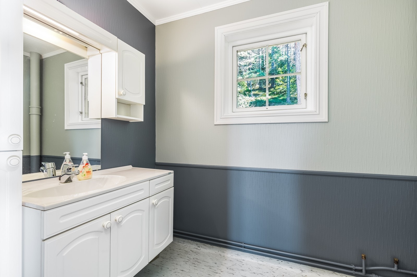 Bad med dusjkabinett. Galleribilde