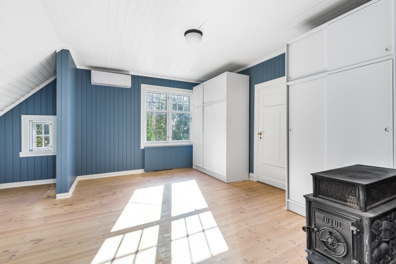 Soverom med garderobeskap. Galleribilde