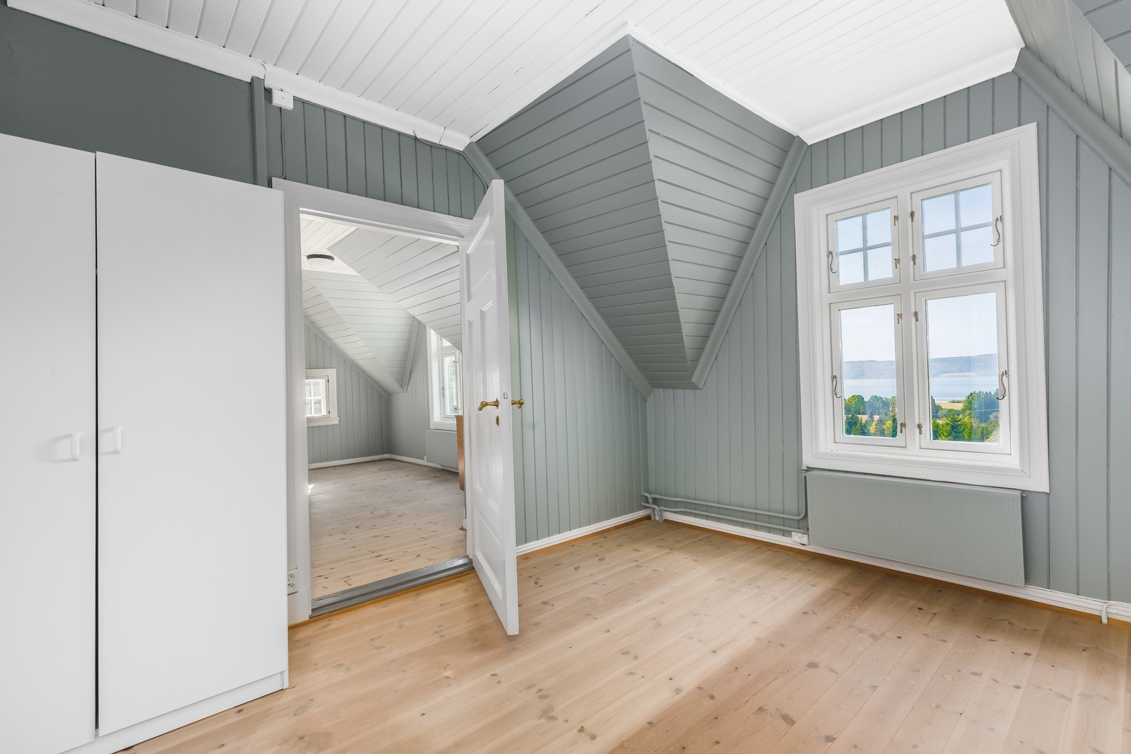 Leiligheten har to soverom og et disponibelt rom mellom de to soverommene. Galleribilde