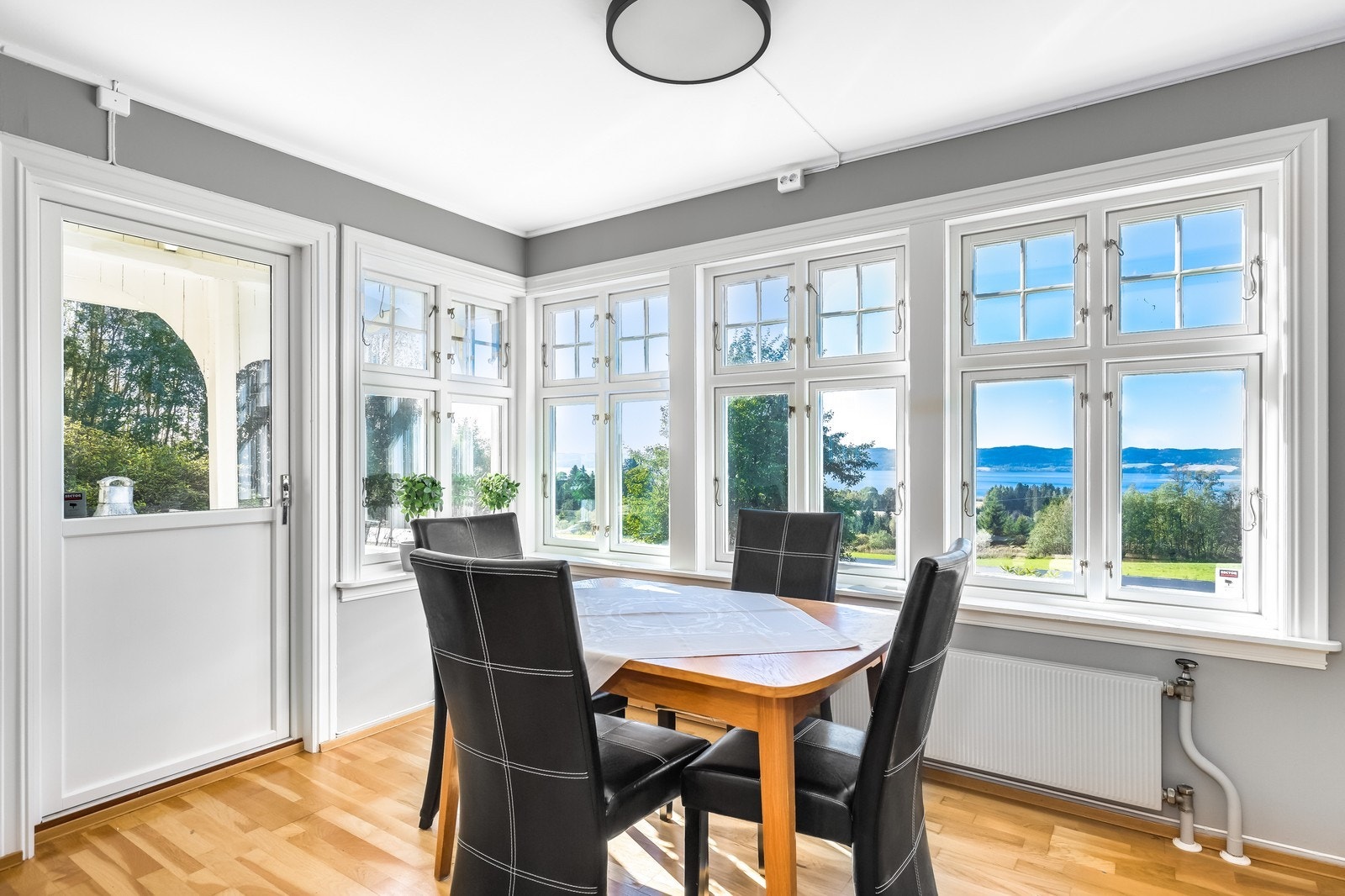 Spisekrok med fin utsikt. Galleribilde