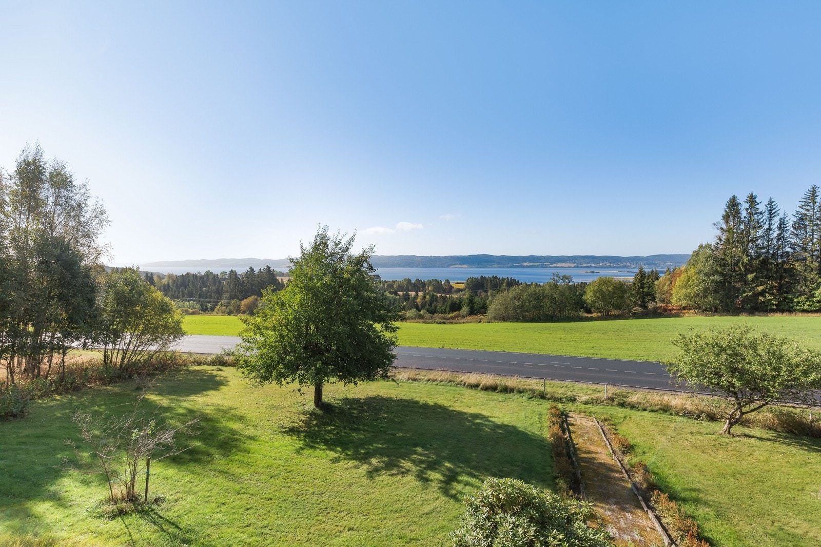 Flott utiskt mot Øyern. Interessert i denne boligen? Send meg en henvendelse via annonsen. Galleribilde