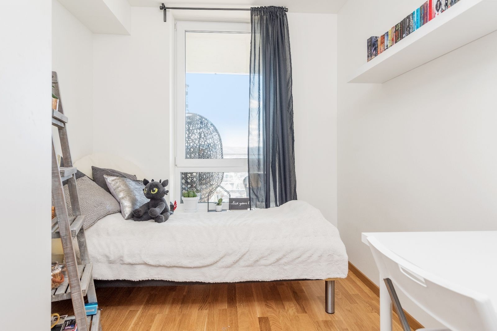 Ett av to soverom, møblert med garderobeskap Galleribilde