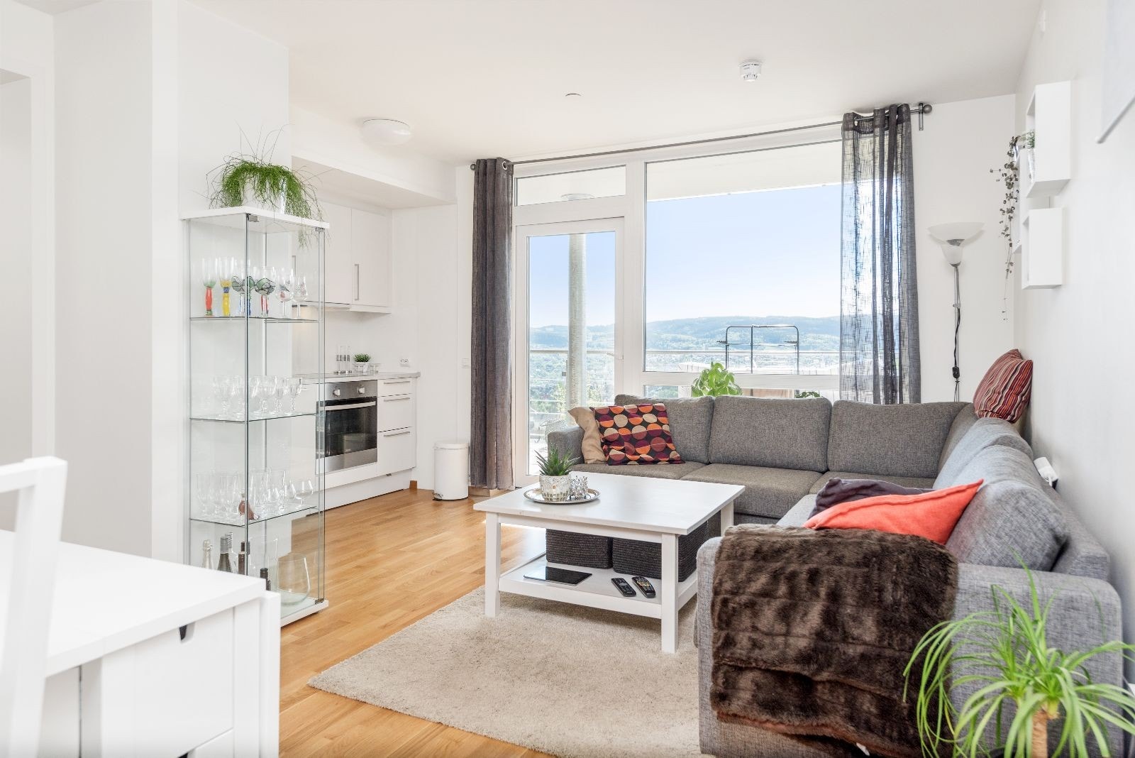 Stue, utgang til romslig terrasse. Galleribilde