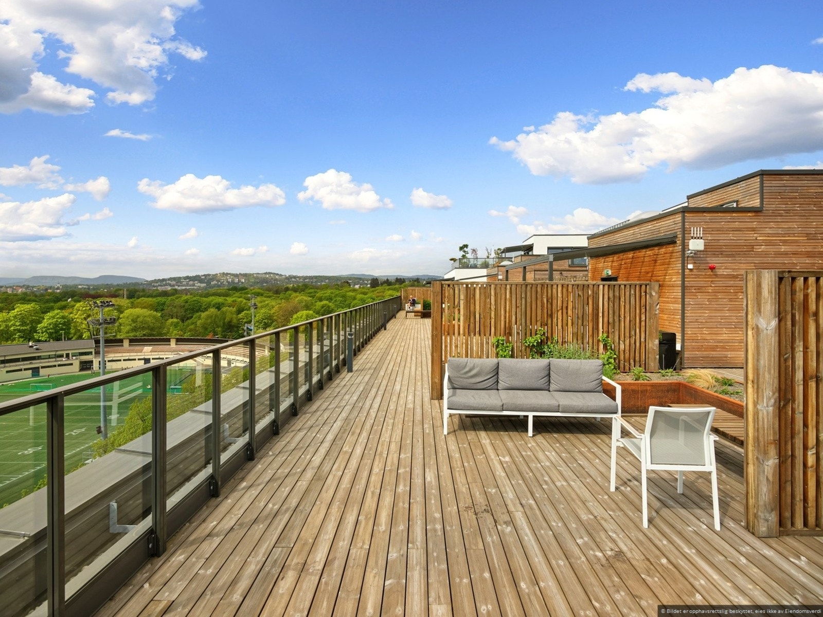 Flott og godt vedlikeholdt felles takterrasse med god utsikt over Frognerparken og Frogner stadion. Galleribilde