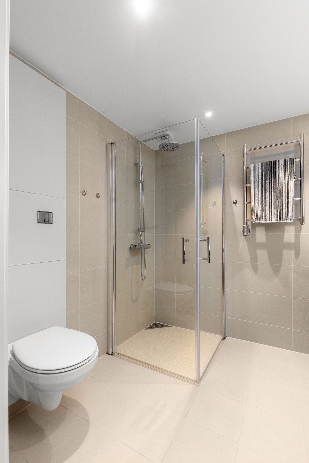 Dusjhjørne med hånd- og regndusj. Galleribilde