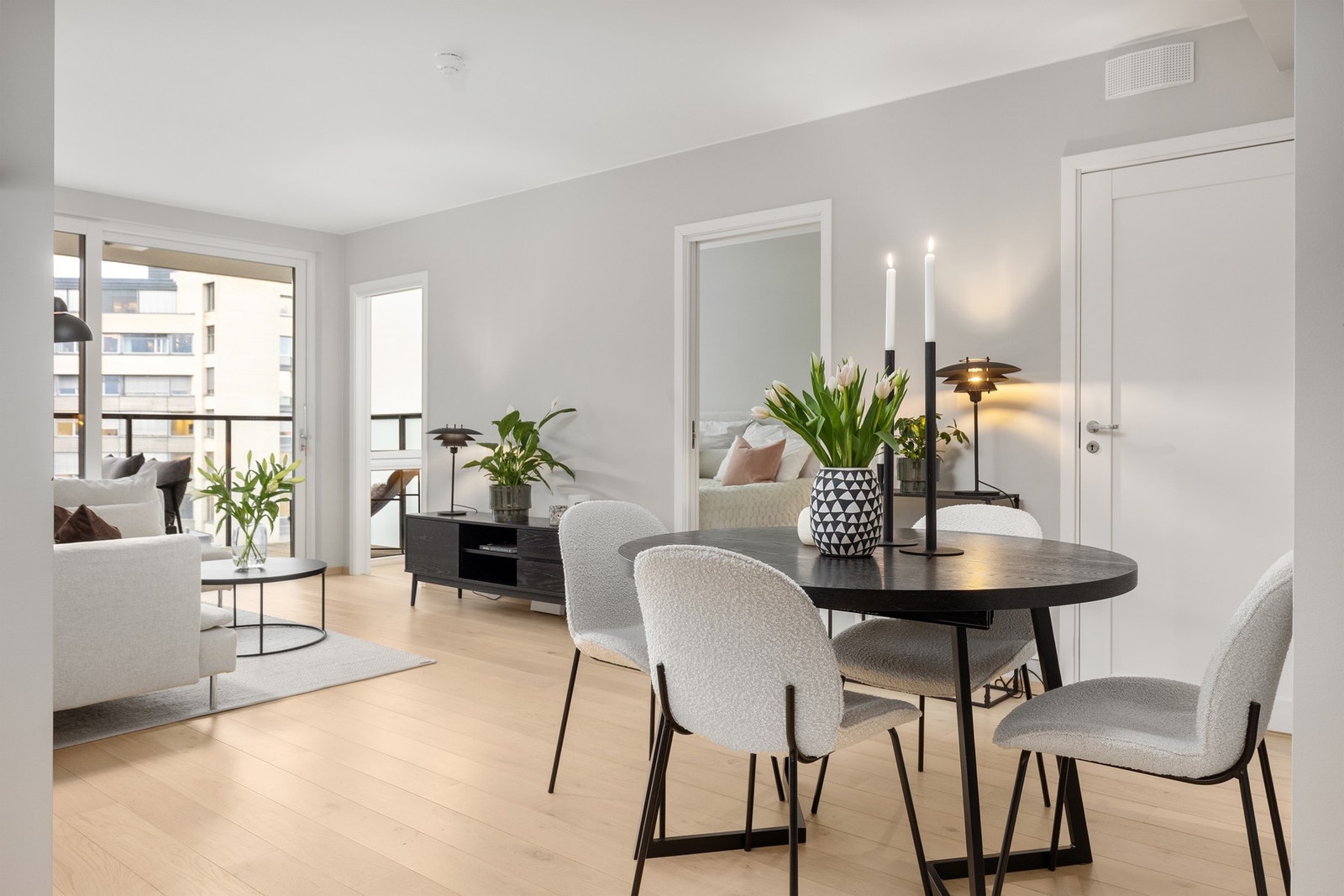 Plass til spisebord mellom kjøkken og stue. Galleribilde