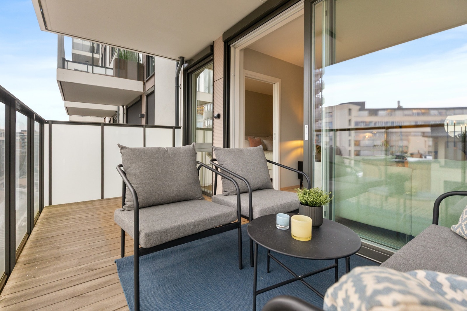 Fra balkongen er det gode solforhold og god utsikt over nabolaget. Galleribilde