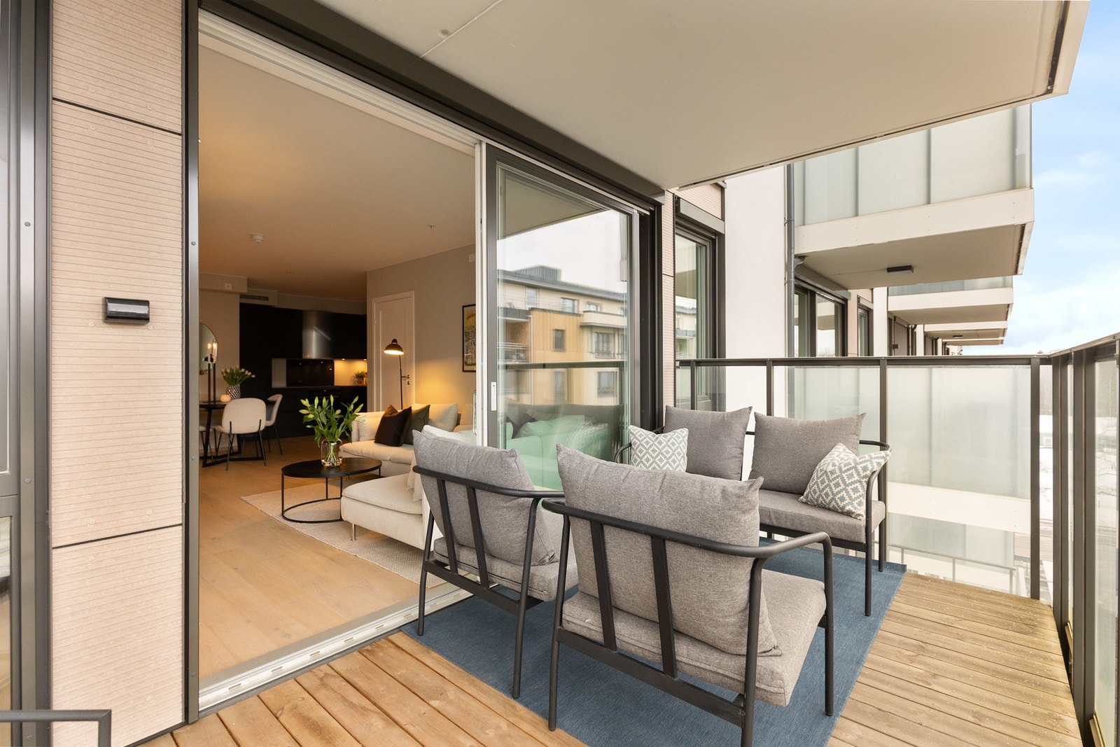 Åpen og romslig stue med utgang til solrik balkong på ca. 10 kvm. Galleribilde