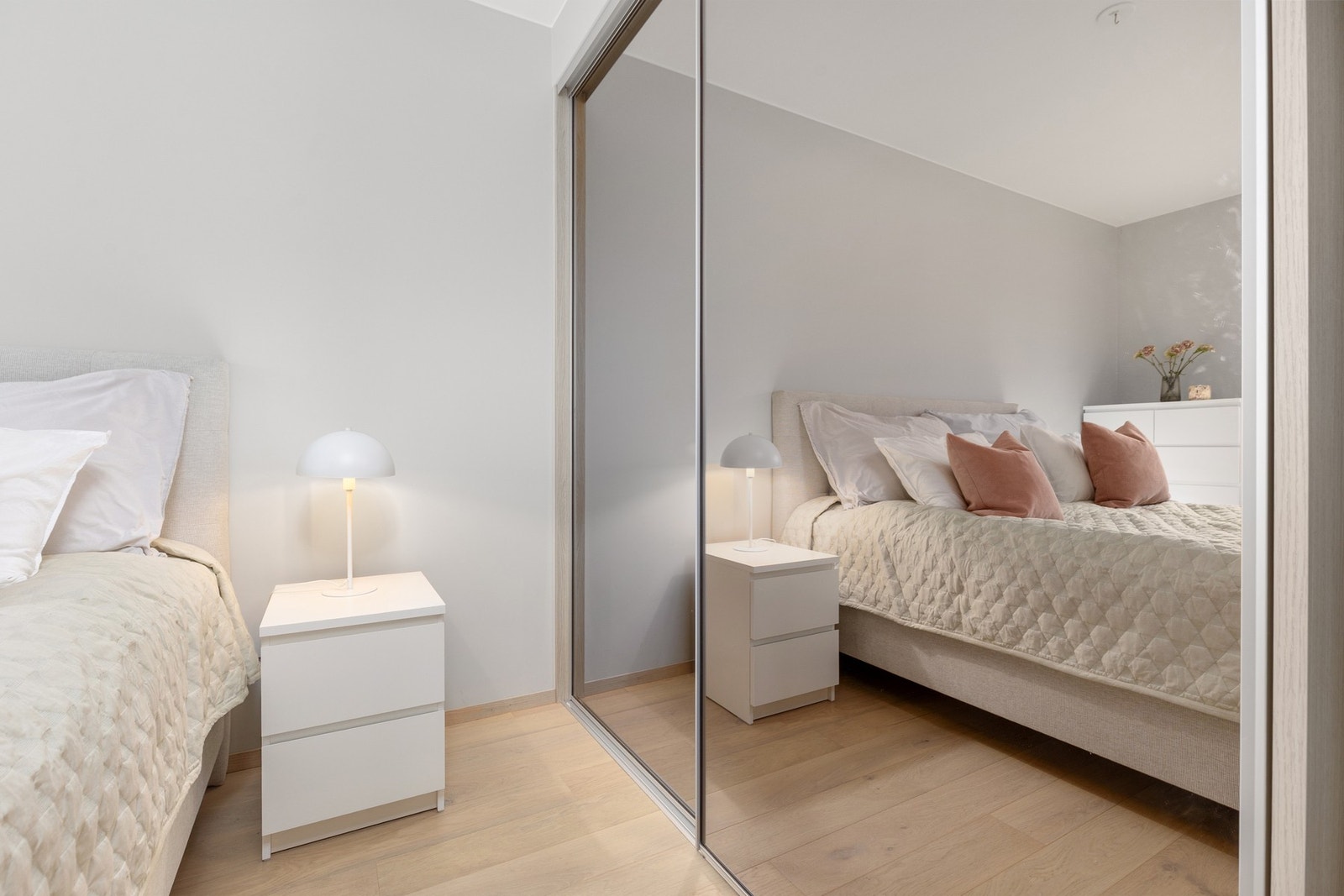 Speilskyvedørsgarderobe med gode muligheter for oppbevaring. Galleribilde