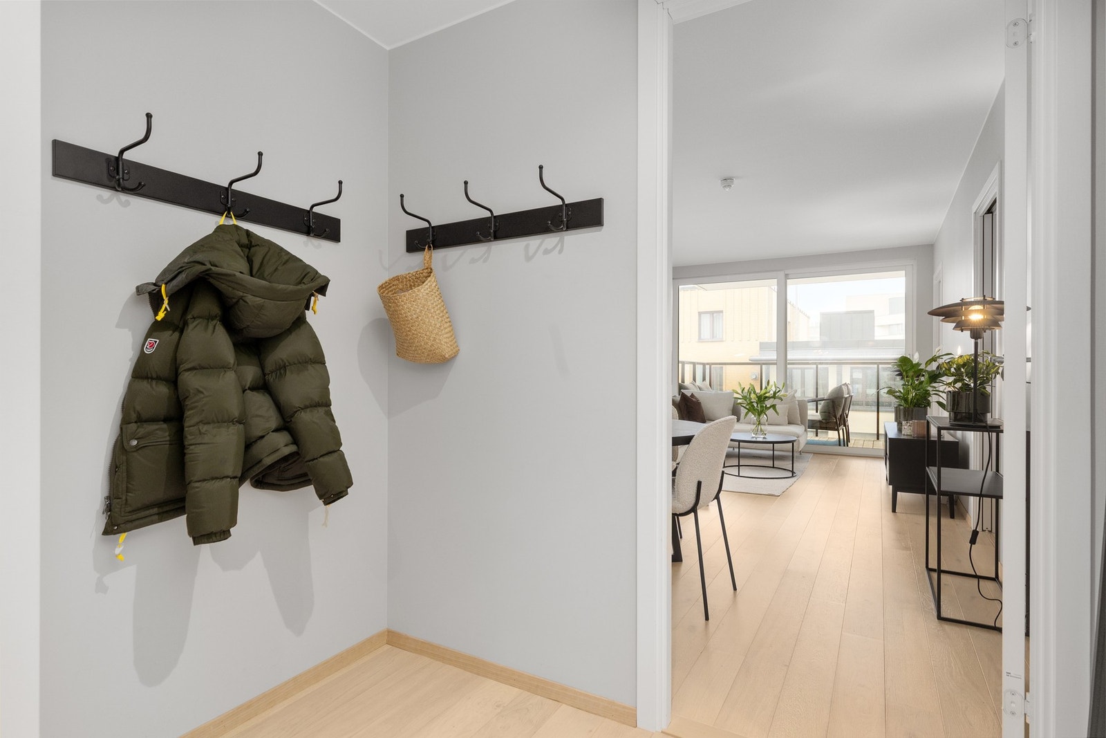 Lys og romslig entré. Boligen er utformet med store vindusflater. Galleribilde