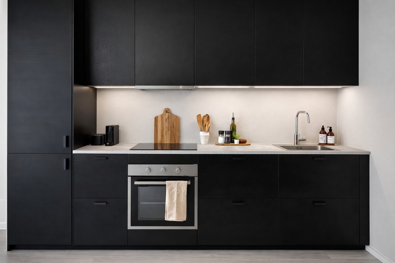 Kjøkkenet byr på integrerte hvitevarer som gir et moderne og ryddig uttrykk. Galleribilde