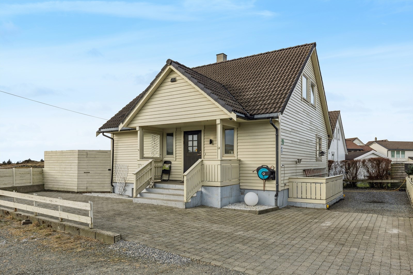 Stor innkjørsel med gode parkeringsmuligheter! Galleribilde