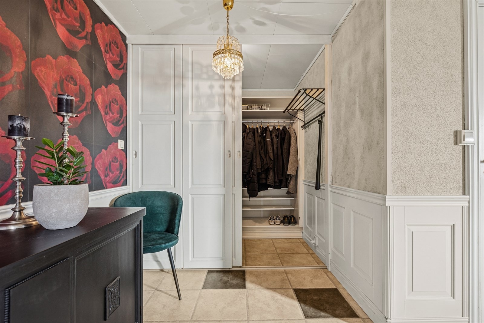 Stor skyvedørsgarderobe i gangen Galleribilde