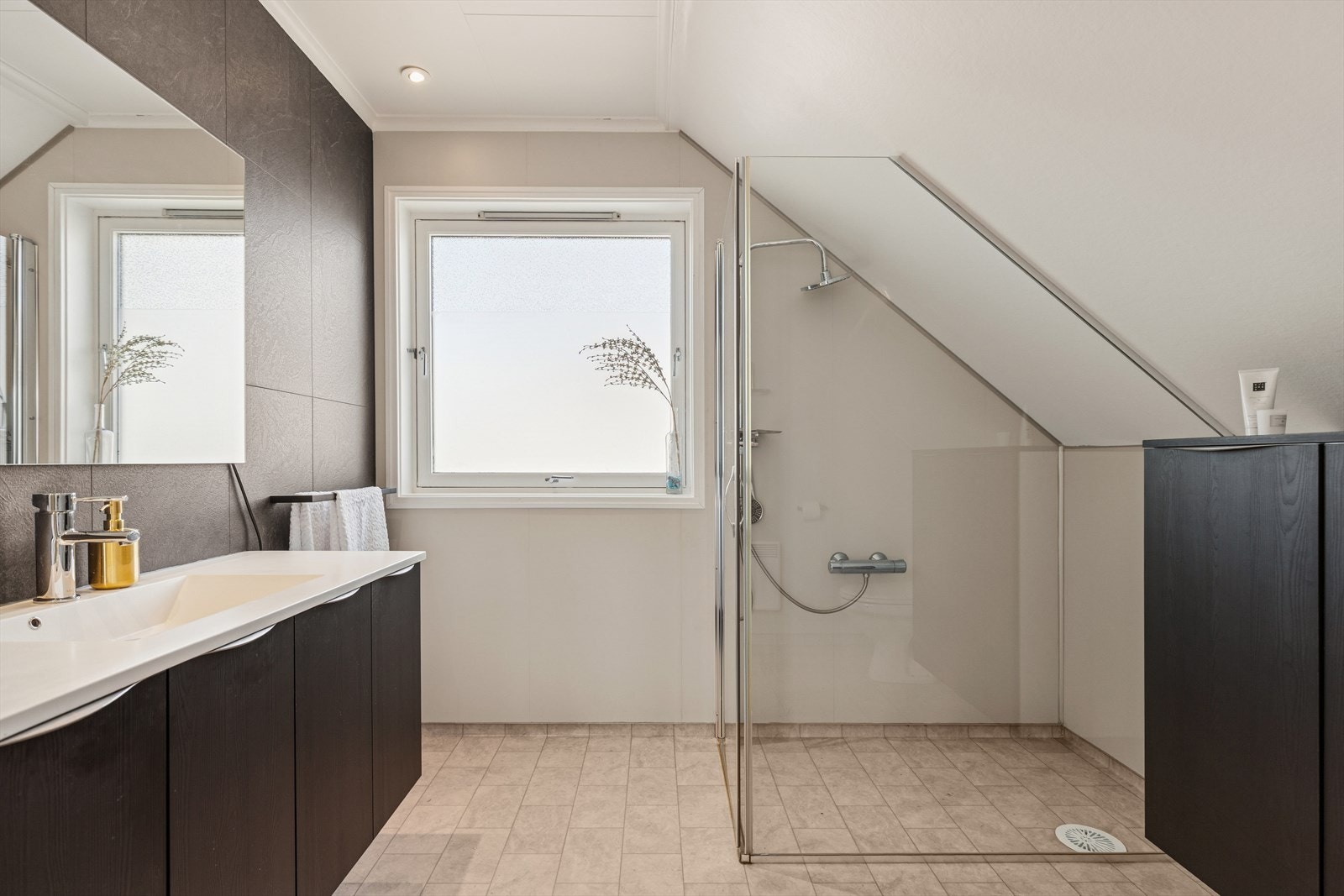 Stilrent bad i 2.etg med god dusjløsning og moderne innredning Galleribilde