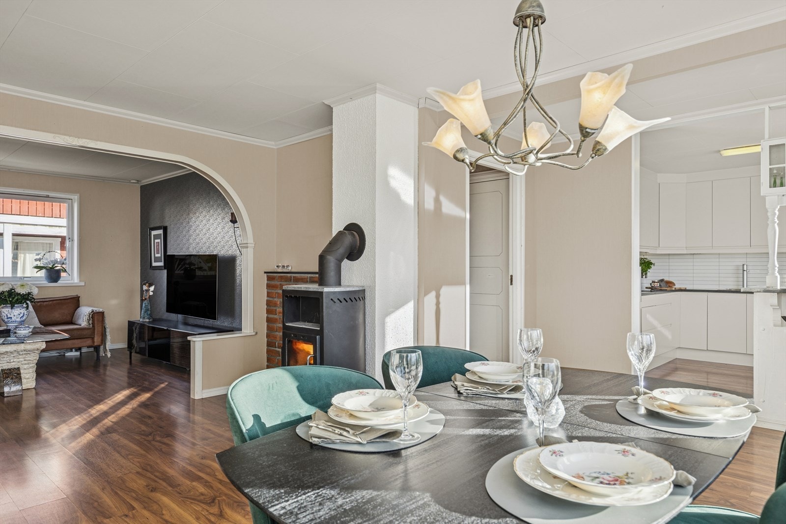 Lyst og innbydende allrom med vedovn og god plass til både spise- og sittesoner Galleribilde