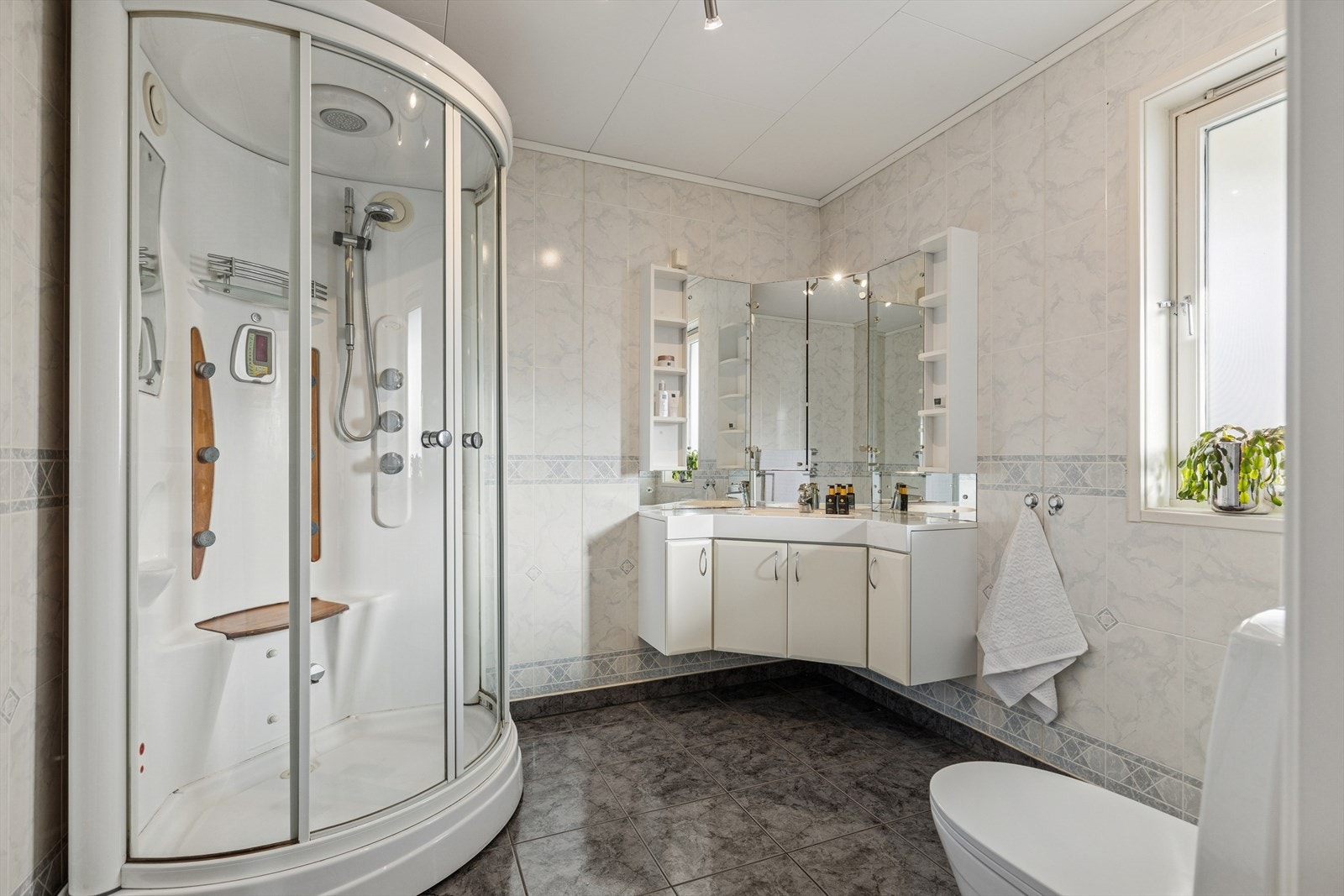 Romslig baderom i hovedetasjen Galleribilde