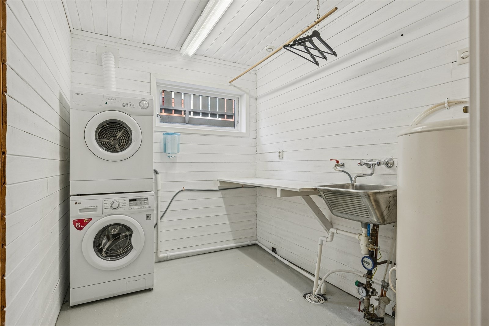 Vaskerom med god arbeidsflate og plass til både vask og tørk Galleribilde