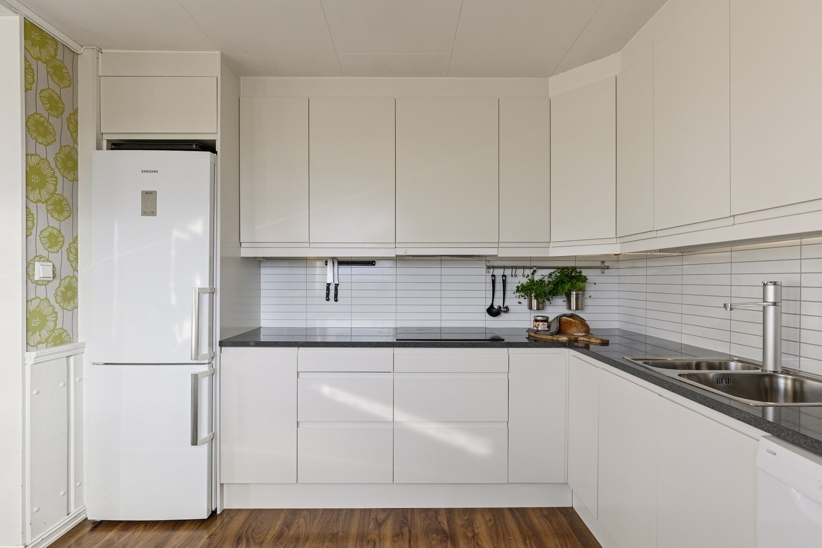 Stilrent og funksjonelt kjøkken med tidløst utrykk Galleribilde