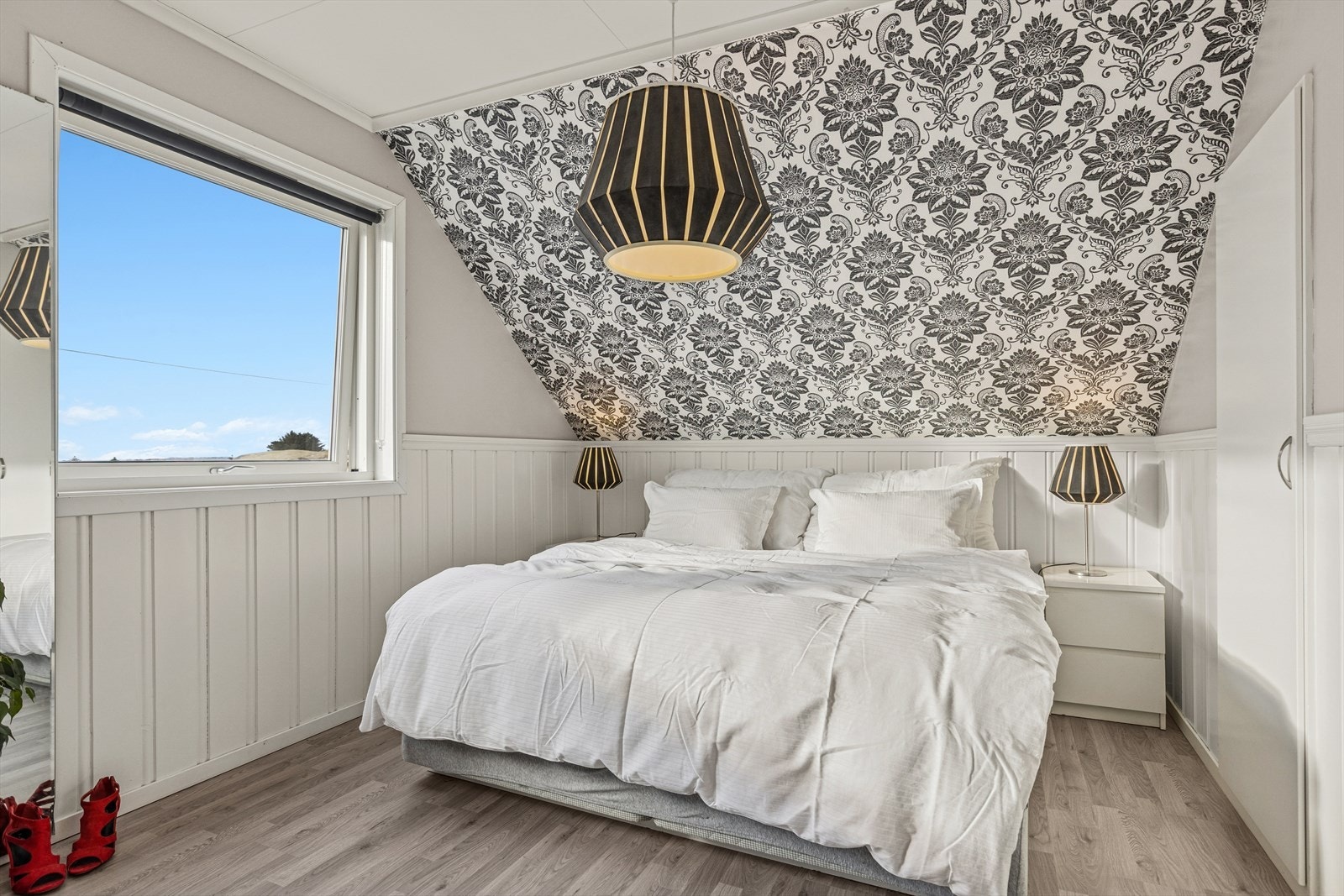 Hovedsoverom med nydelig utsikt og walk-in closet Galleribilde