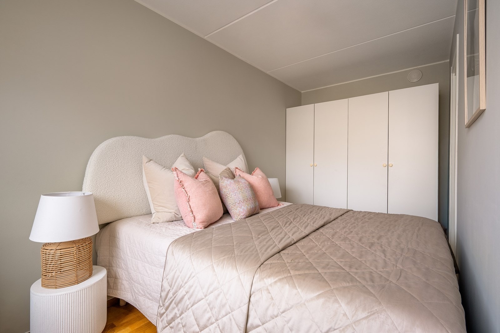 Rommet har rikelig med oppbevaringsplass i dobbel garderobe. Galleribilde