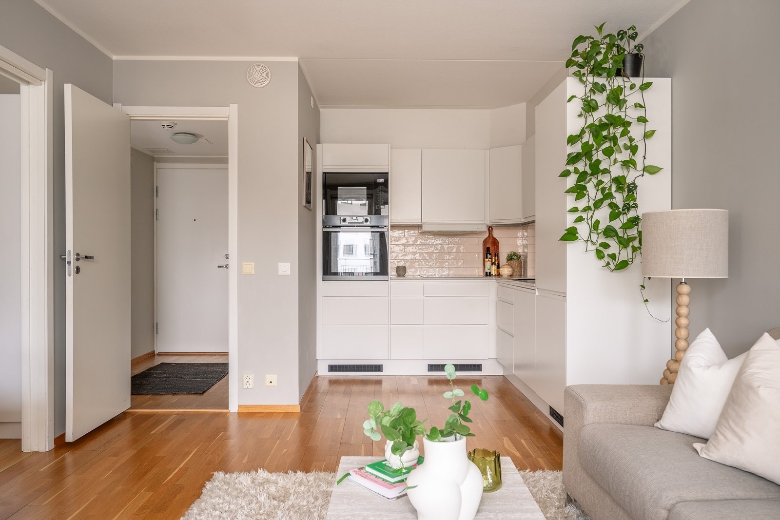 Her er alle hvitevarer integrert, herunder kjøleskap med fryser, komfyr, induksjonstopp og oppvaskmaskin. Galleribilde