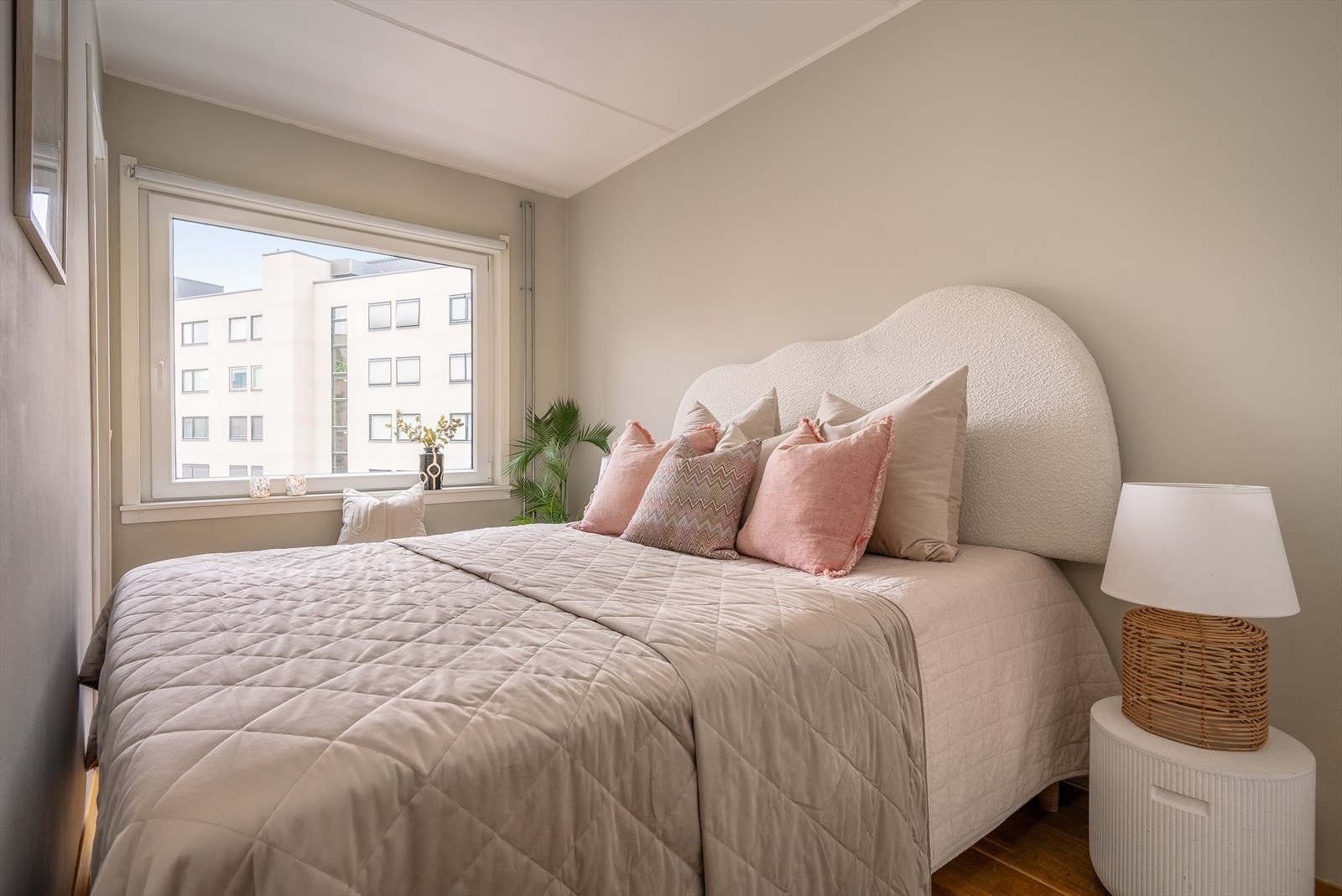 Her har du god plass til dobbeltseng og nattbord. Galleribilde