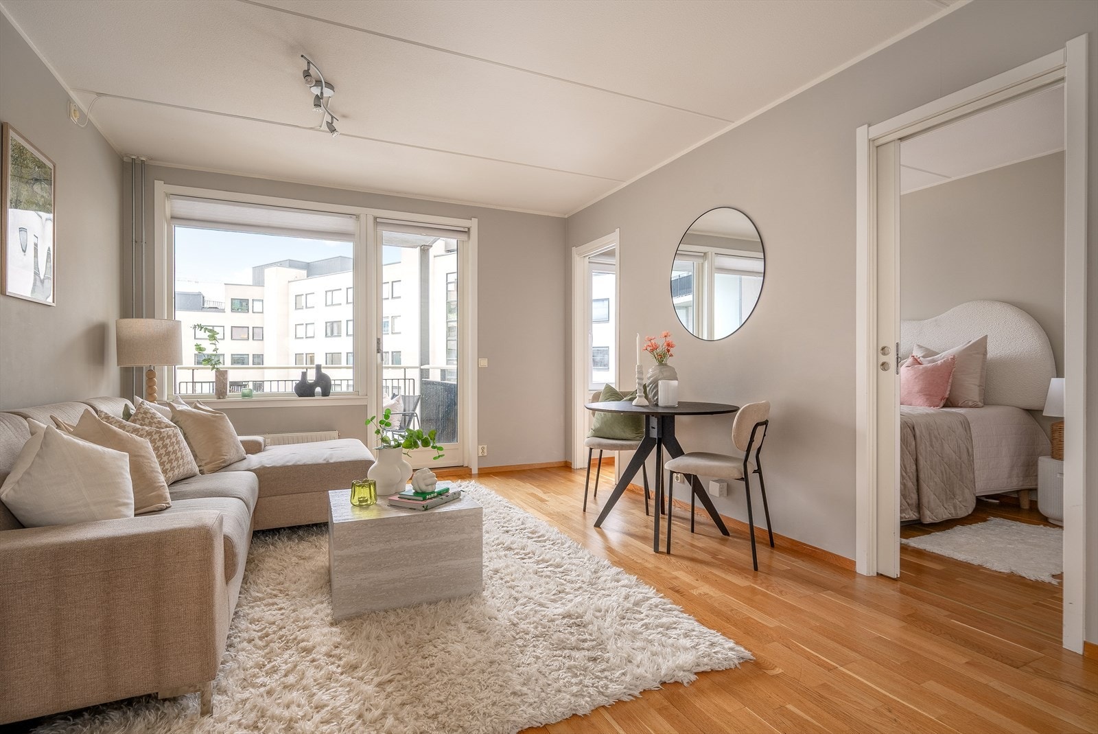 Fra stuen har du adkomst til soverom via doble skyvedører. Galleribilde