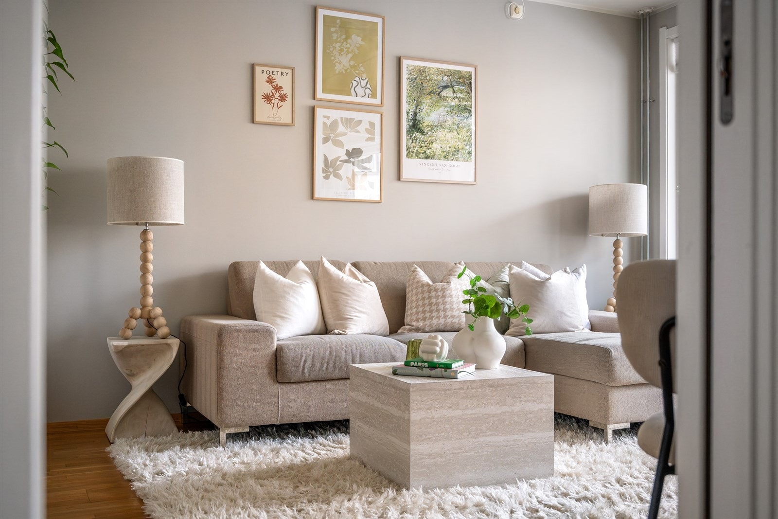 Sofagruppen finner sin naturlige plass i hjørnet. Galleribilde