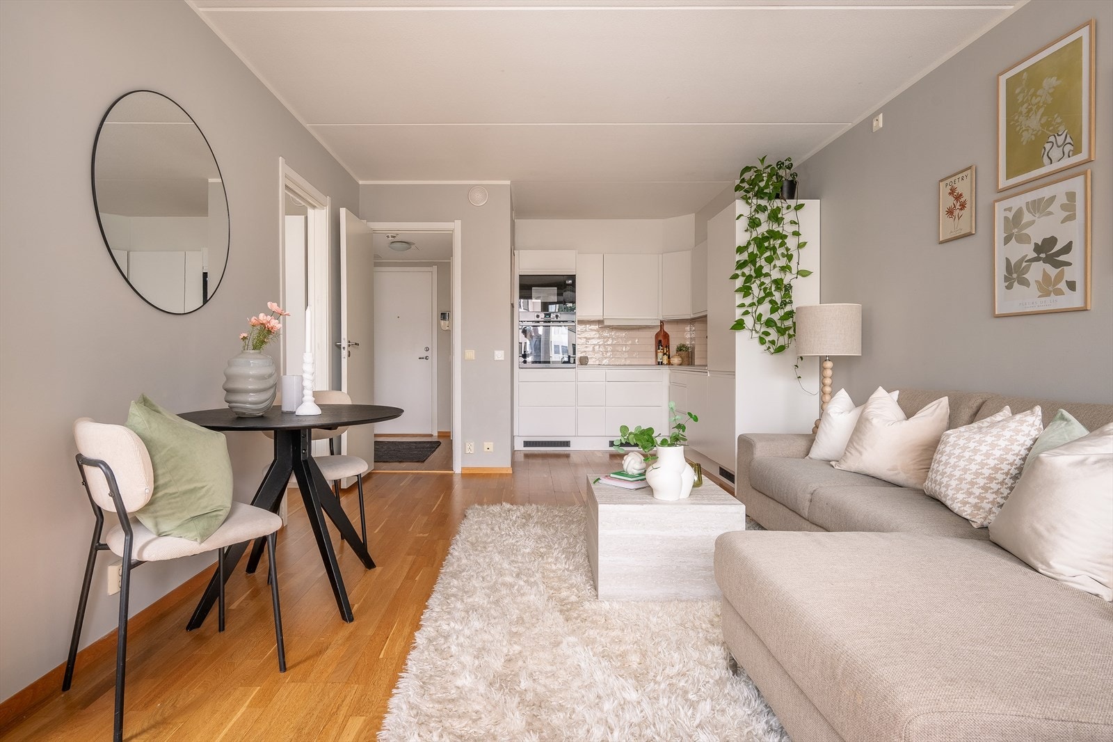 Rommet gir også plass til egen spisestue. Galleribilde