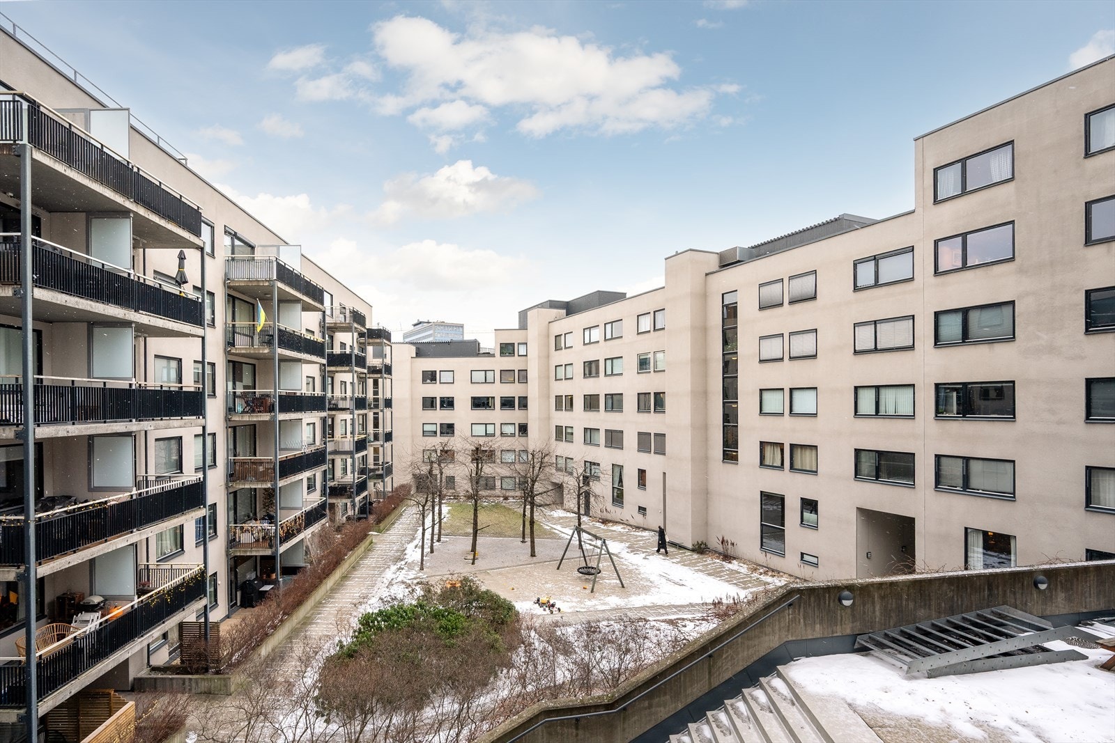 Balkongen ligger fint til mot den åpne bakgården. Galleribilde