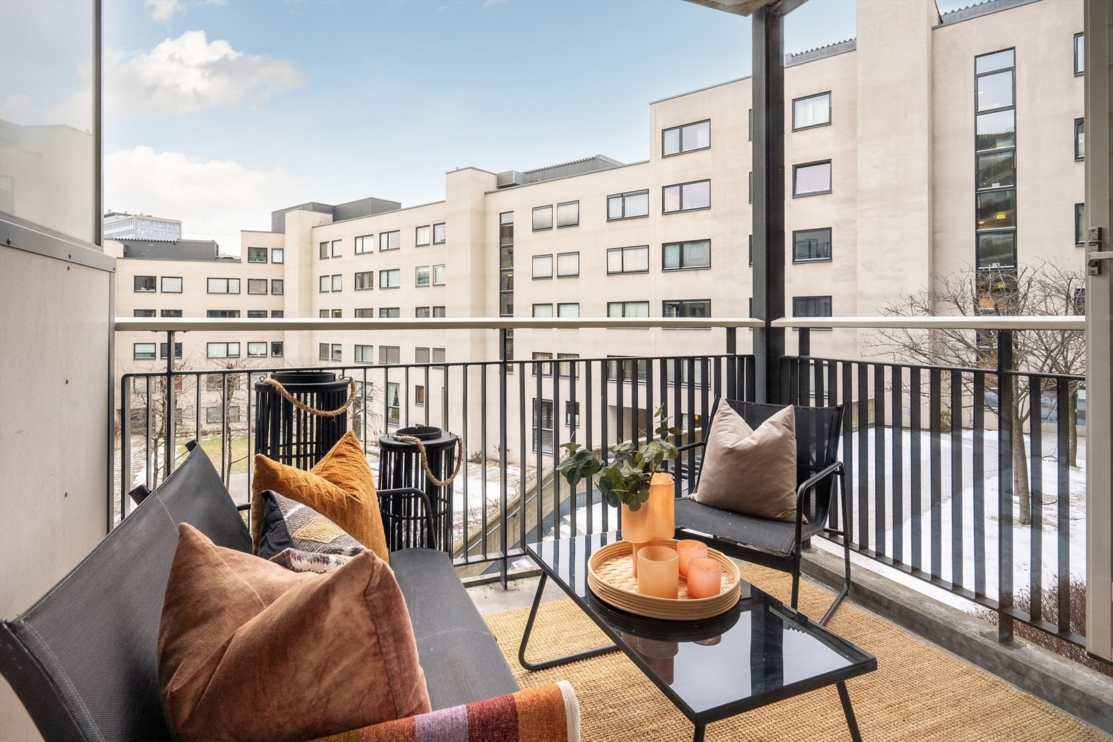 En moderne og sjarmerende 2-roms, med balkong mot frodige omgivelser og hyggelig bakgård. Galleribilde