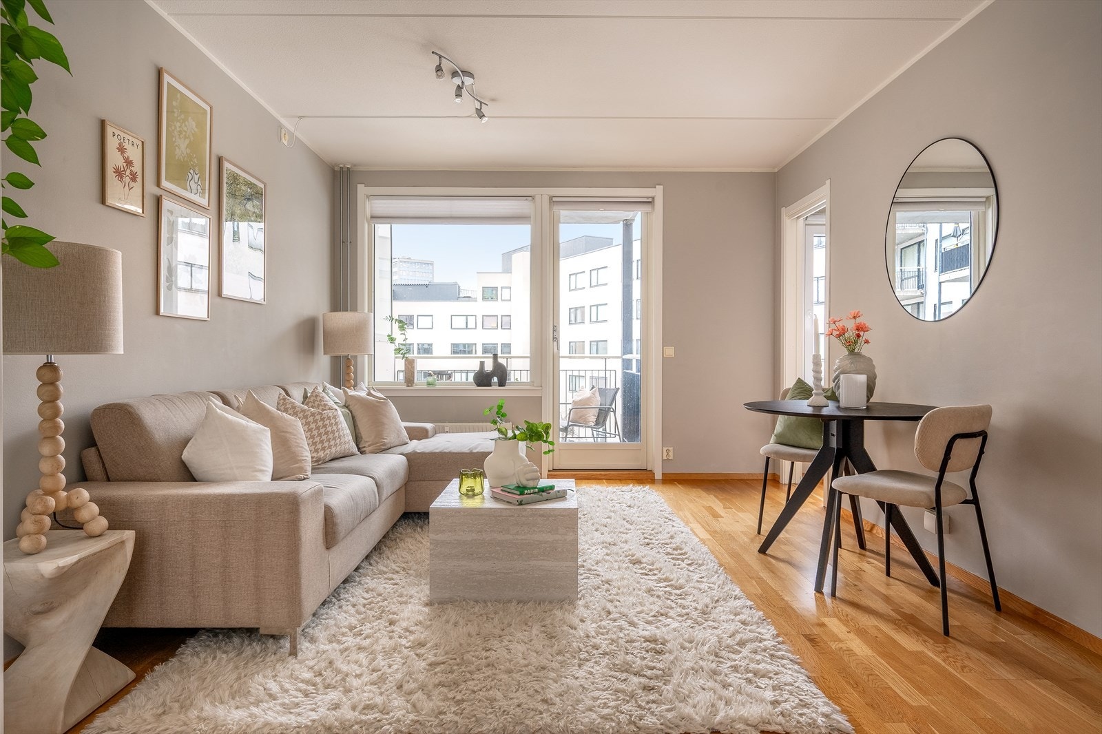 Stuen er holdt i duse, behagelige toner. Store vindusflater gir rikelig med naturlig lys. Galleribilde