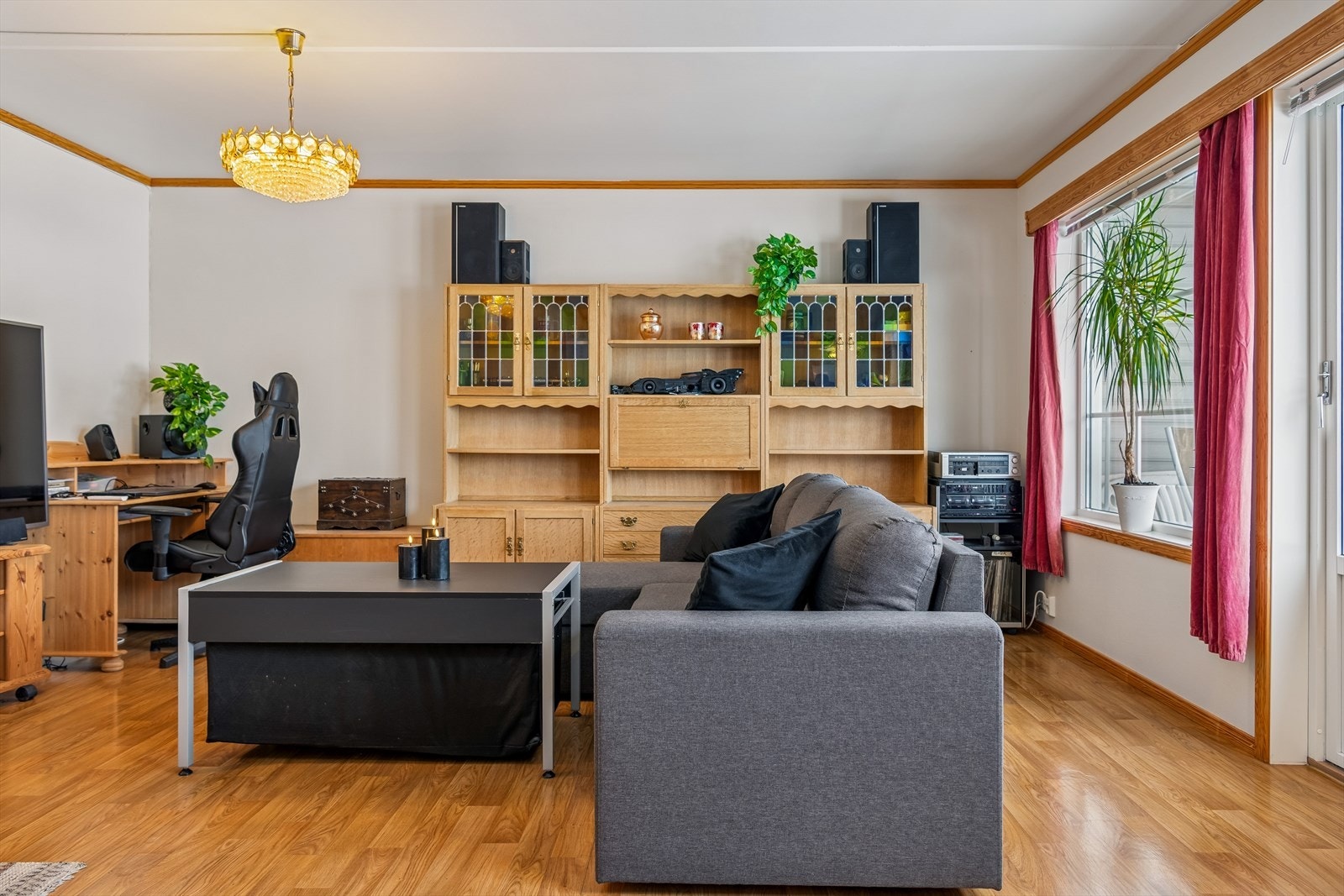 Stuen har slitesterkt vinylbelegg på gulvet og vegger med platekledning og malt strie. Galleribilde