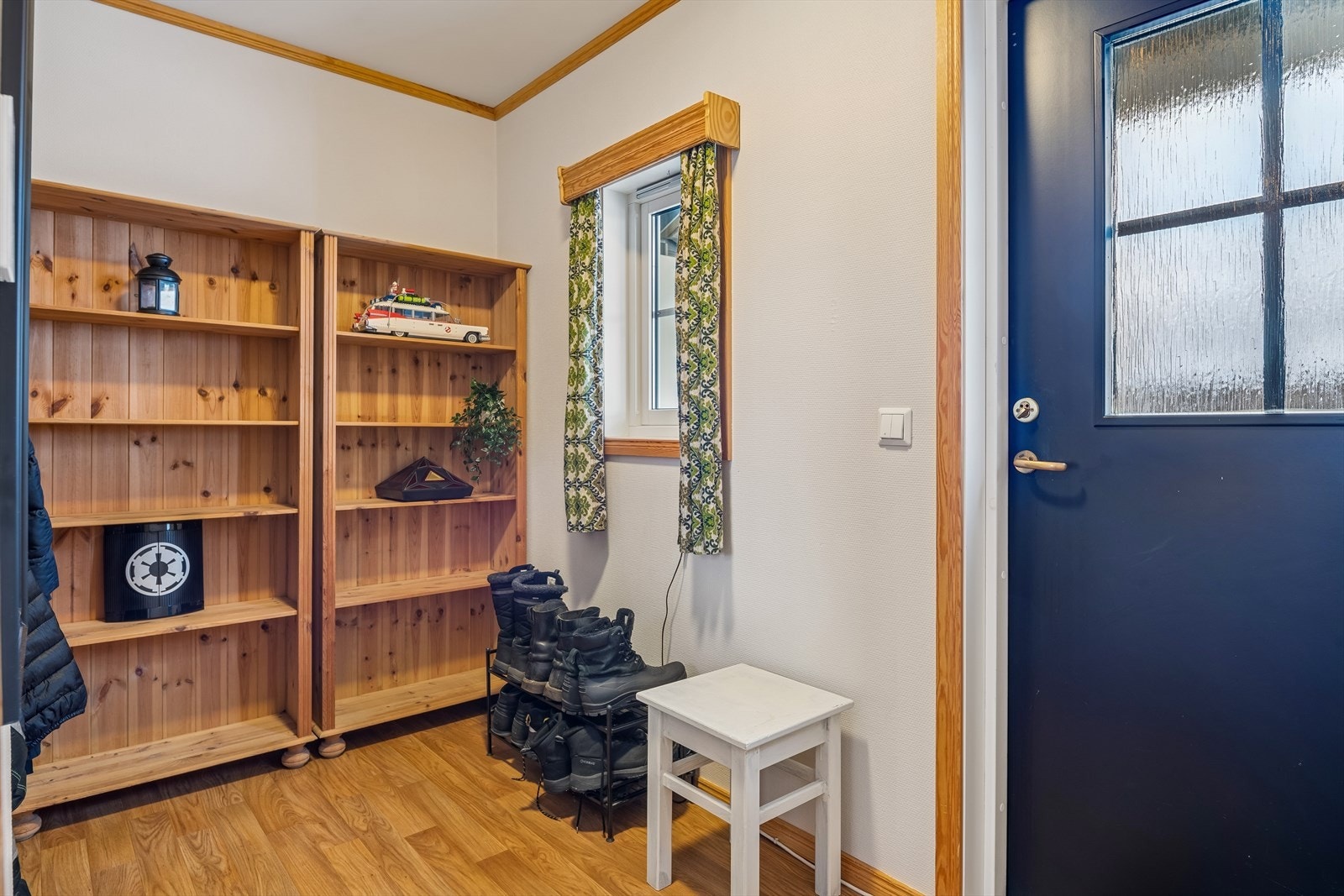 Romslig entrè med plass for garderobemøbler, og til å henge fra seg ytterklær og sko. Galleribilde