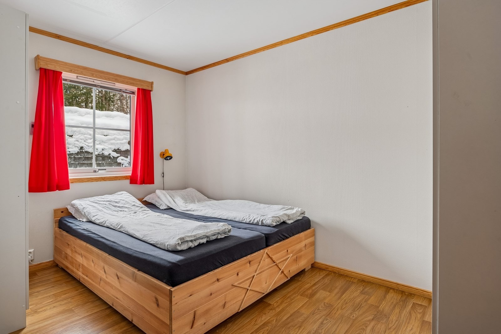 Leiligheten har ett soverom med plass til dobbeltseng og oppbevaringsløsninger. Galleribilde