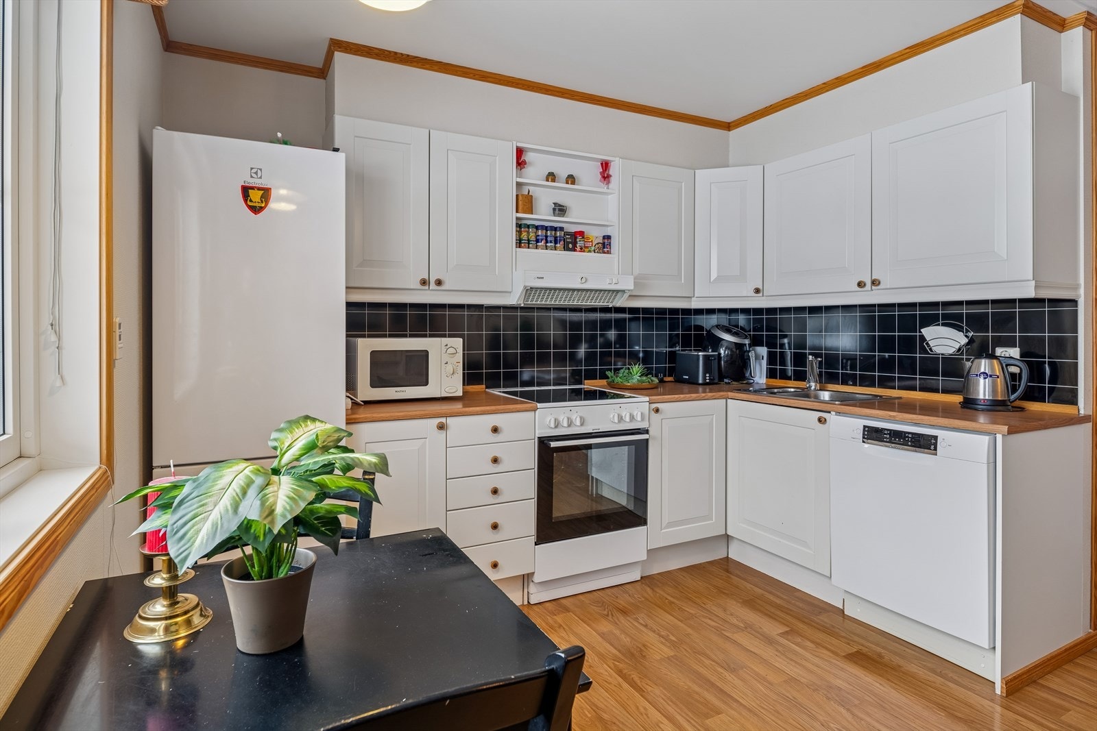 Kjøkkeninnredningen har malte laminerte fronter, laminert benkeplate og opplegg for oppvaskmaskin. Galleribilde