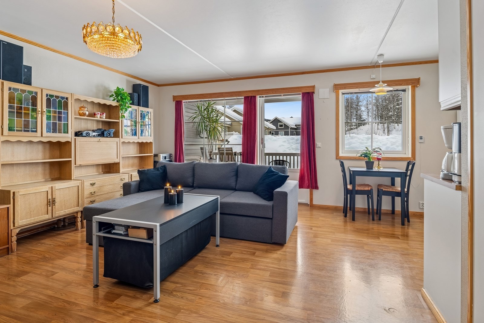 Den åpne løsningen mellom stue og kjøkken skaper en sosial og innbydende atmosfære. Galleribilde