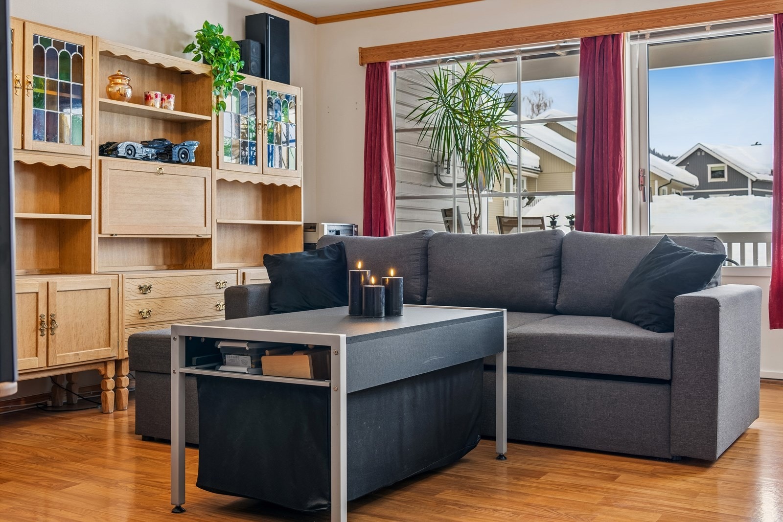 Terrassen fungerer som en naturlig forlengelse av stuen og gir ekstra uterom i sommerhalvåret. Galleribilde