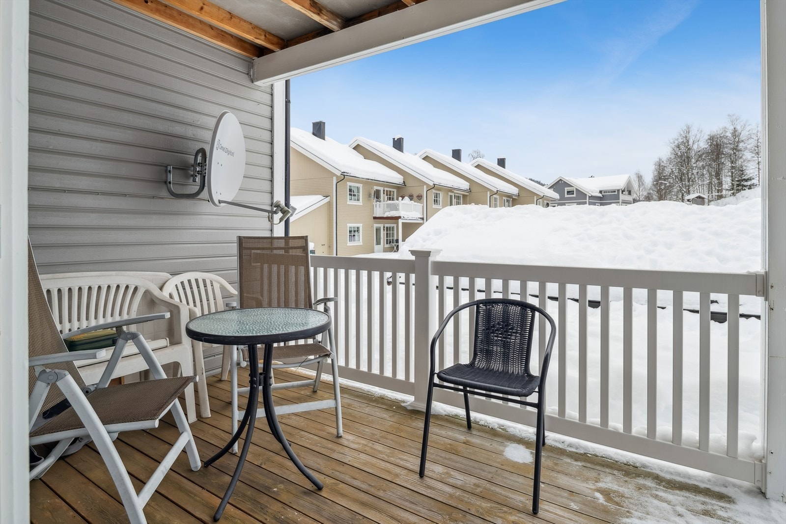 Fra stuen er det utgang til en overbygget, sørvendt terrasse på 12 m². Rekkverket ble fornyet i 2024. Galleribilde