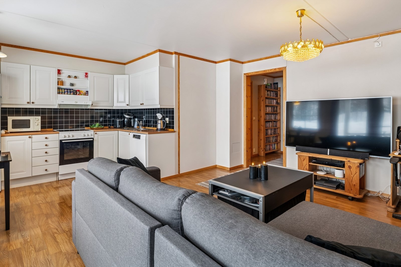 Kjøkkenet er en integrert del av oppholdsrommet, noe som gir en praktisk og sosial sone. Galleribilde