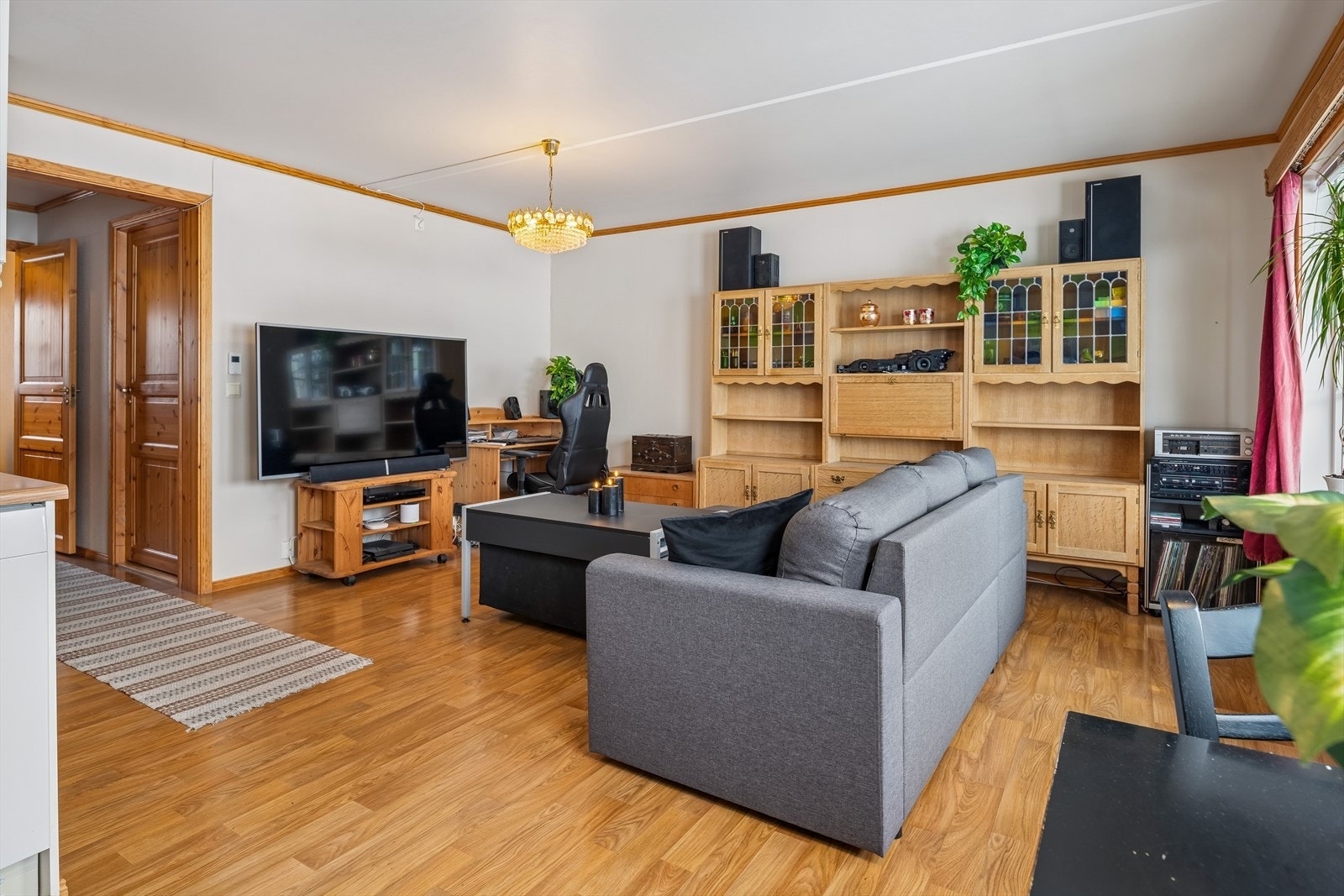 Leiligheten har en arealeffektiv planløsning og varmes opp med fjernvarme. Galleribilde