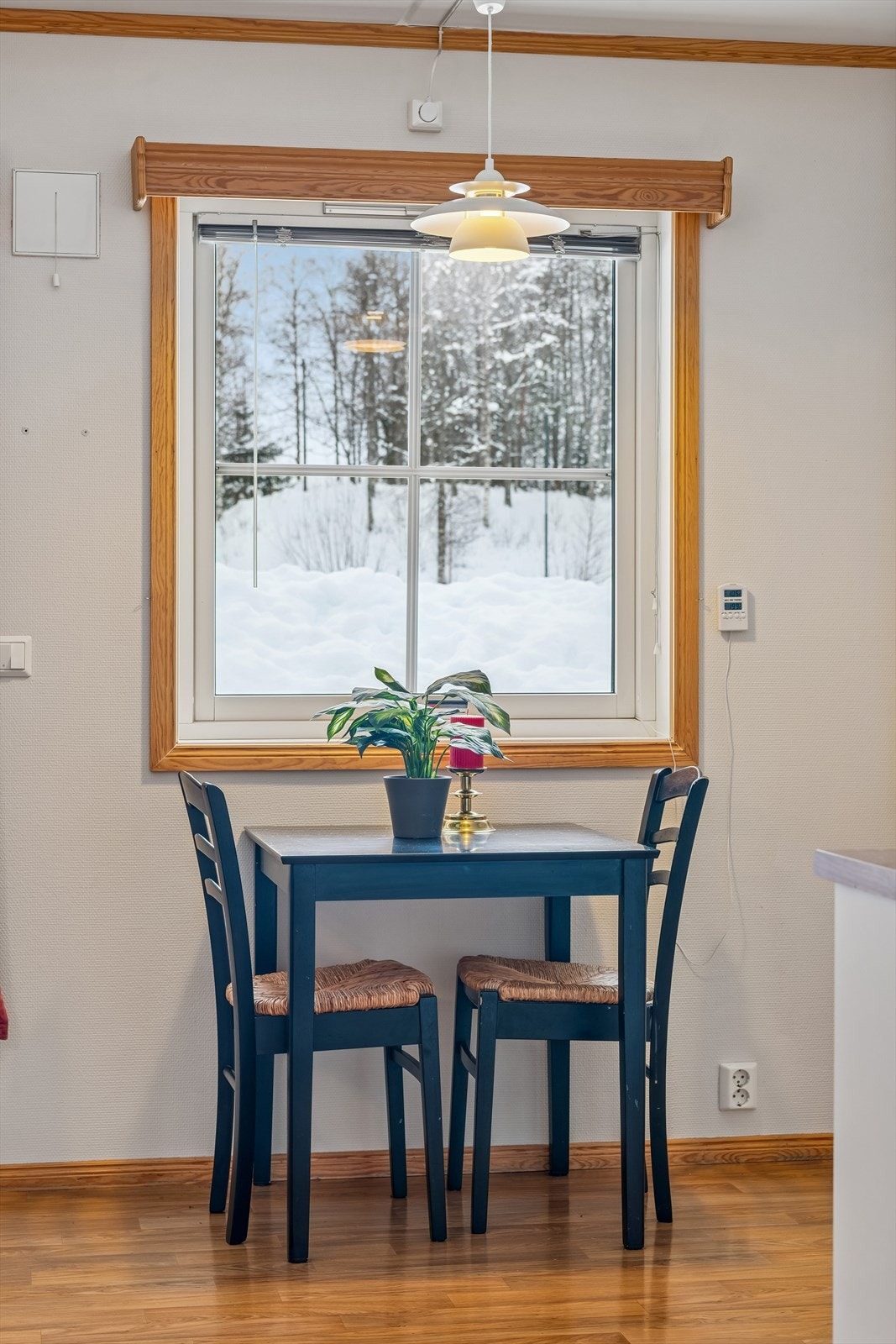 Hyggelig spiseplass ved vinduet. Galleribilde