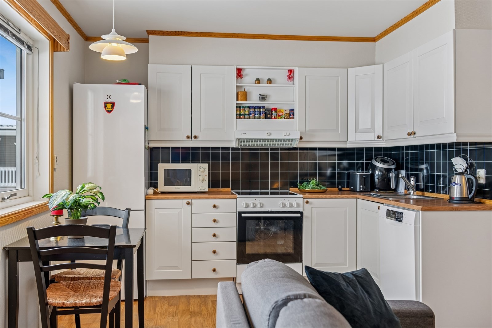 Kjøkkenet er utstyrt med ventilator over komfyrplassen og har åpne løsninger for hvitevarer. Galleribilde