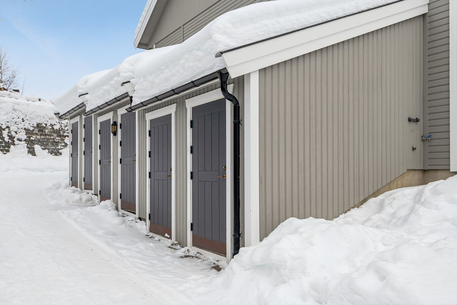 Leiligheten disponerer en praktisk utvendig bod på 5 m², plassert i enden av bygget. Galleribilde