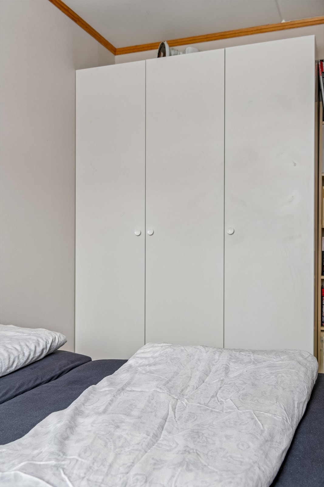 Soverommet er innredet med garderobeskap for god klesoppbevaring. Galleribilde