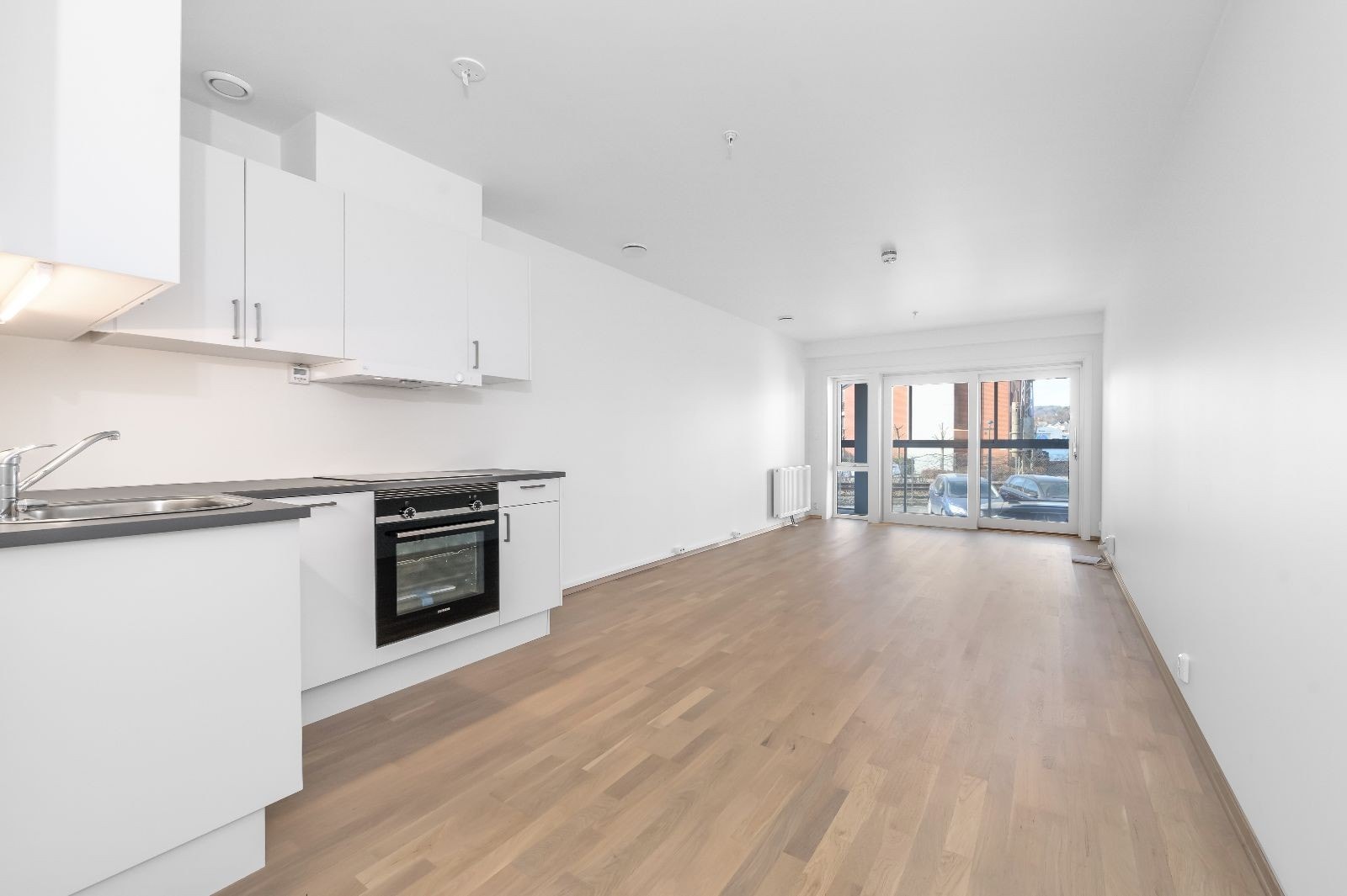 Stuen har åpen kjøkkenløsning Galleribilde