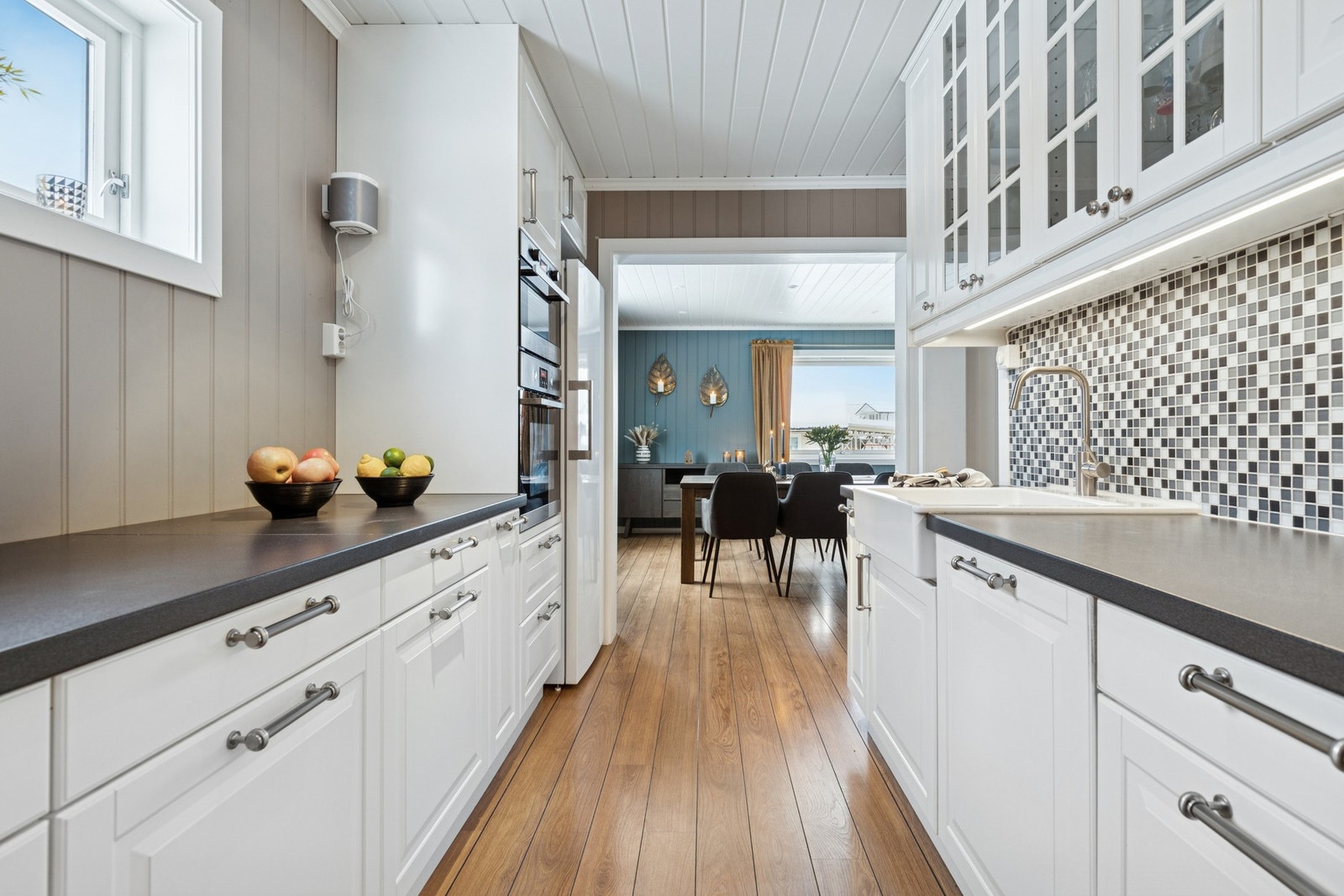 Kjøkkenet er lyst og trivelig med hvit innredning og gir et klassisk preg på boligen. Galleribilde