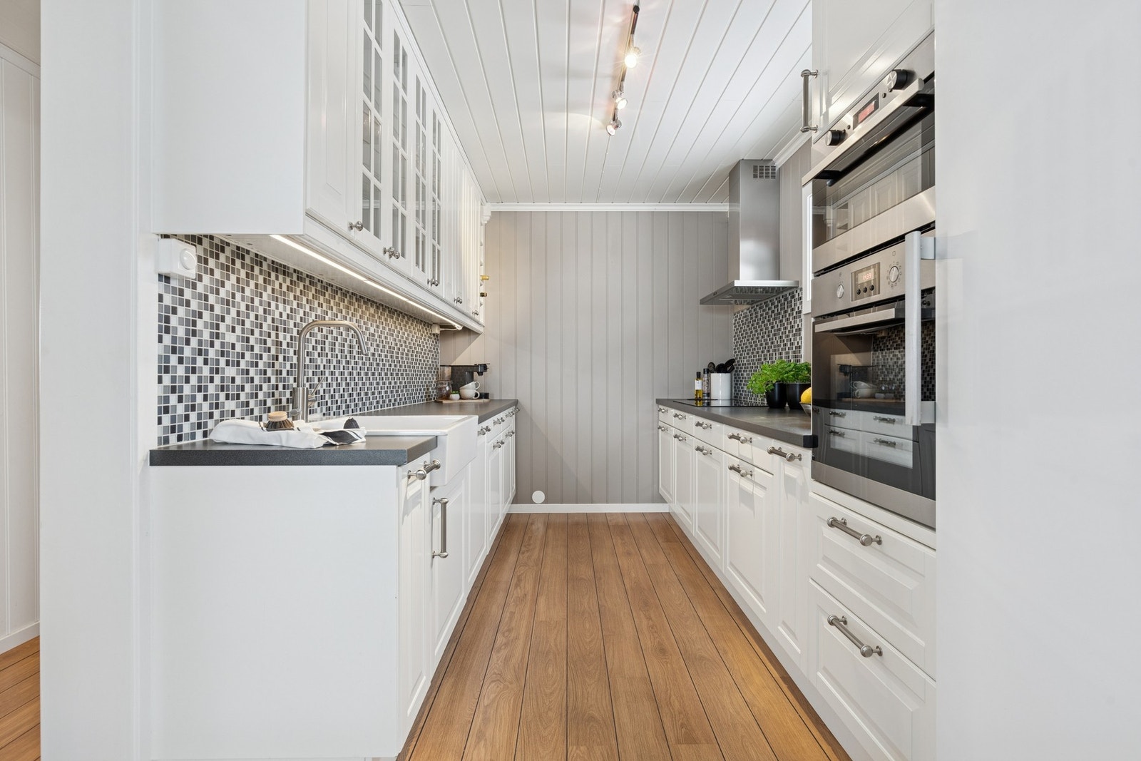 Kjøkkenet har godt med skapplass og integrerte hvitevarer, og har fin flyt videre mot spisestuen. Galleribilde