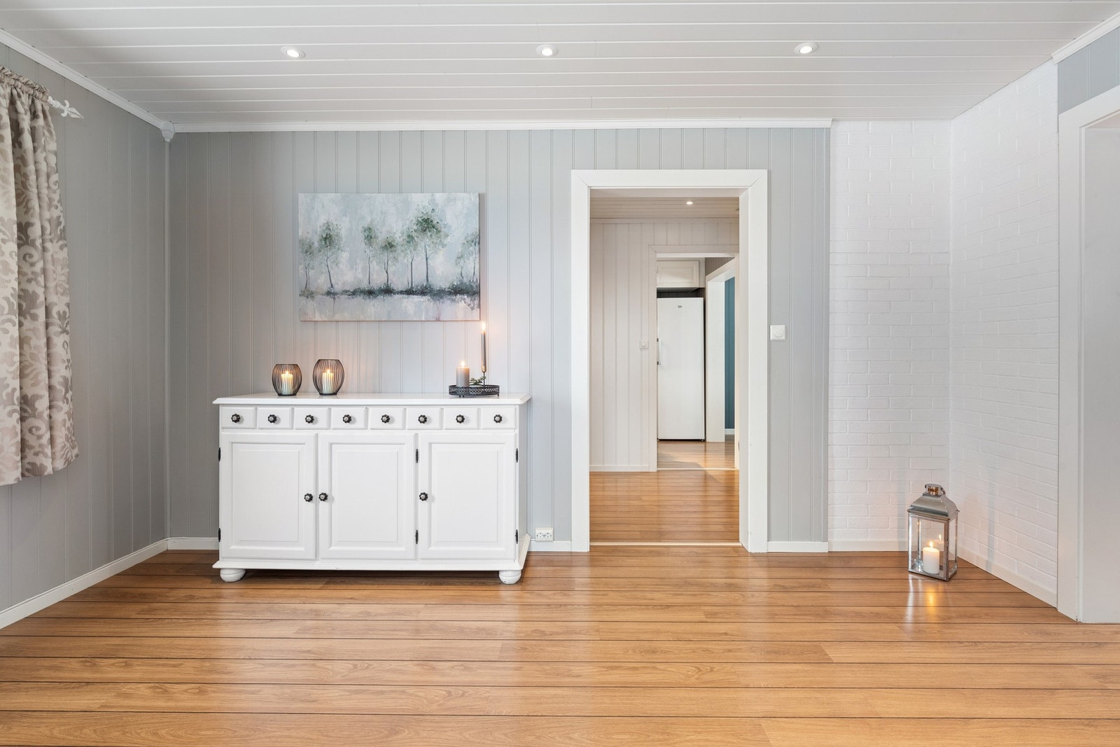 I 2. etasje finner du fire soverom, gang og bad, noe som gjør boligen svært godt egnet for barnefamilier med behov for flere rom. Galleribilde