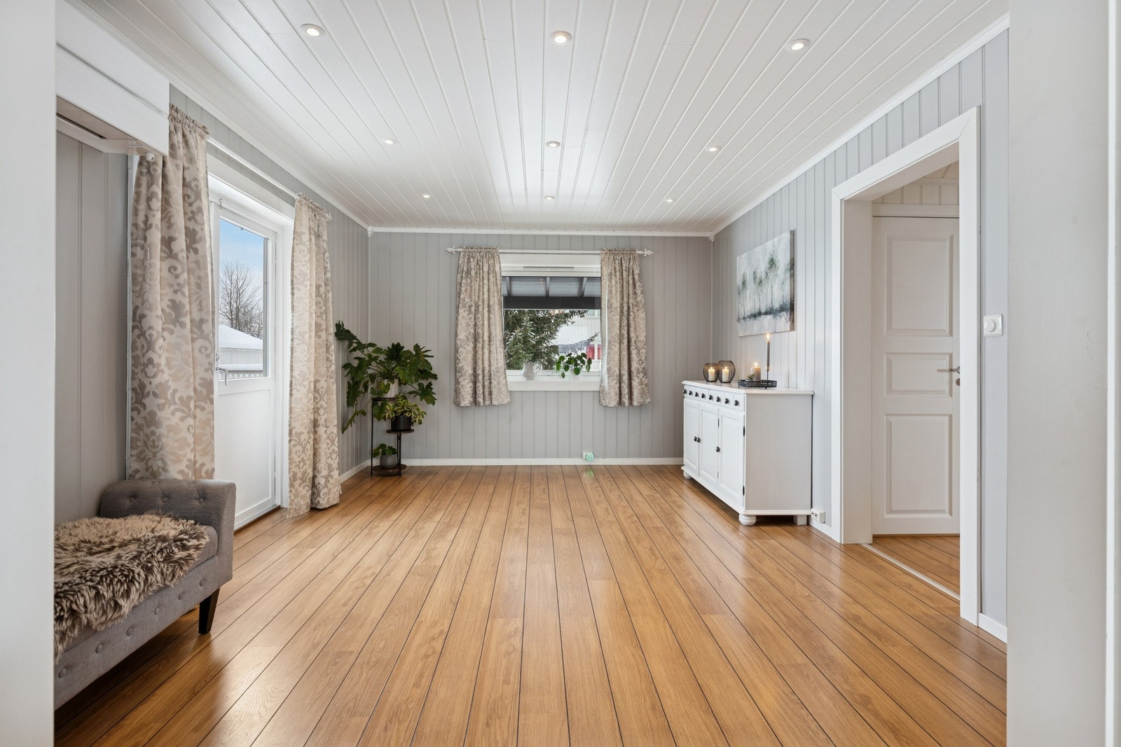 I tillegg til spisestuen har boligen en egen stue Galleribilde